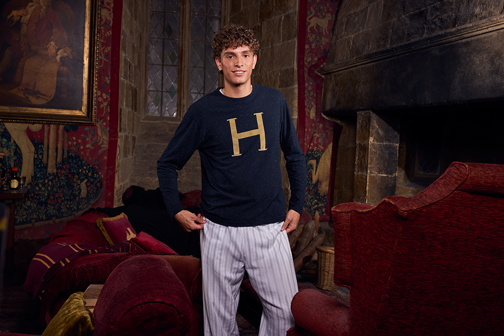 hp-shop-weasley-jumper-pyjama-set-lifestyle-web-landscape