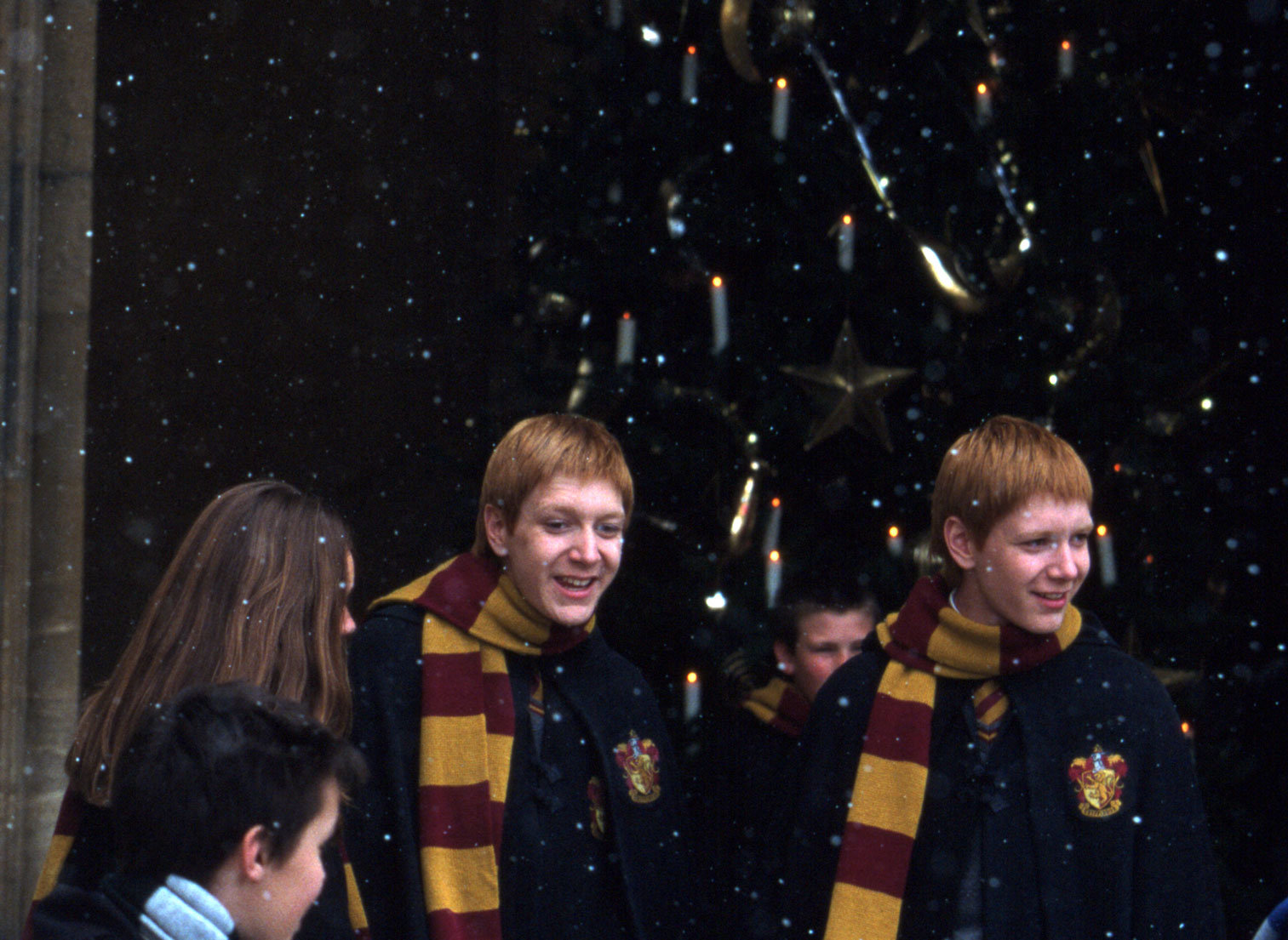 HP-F2-fred-george-outside-christmas-tree