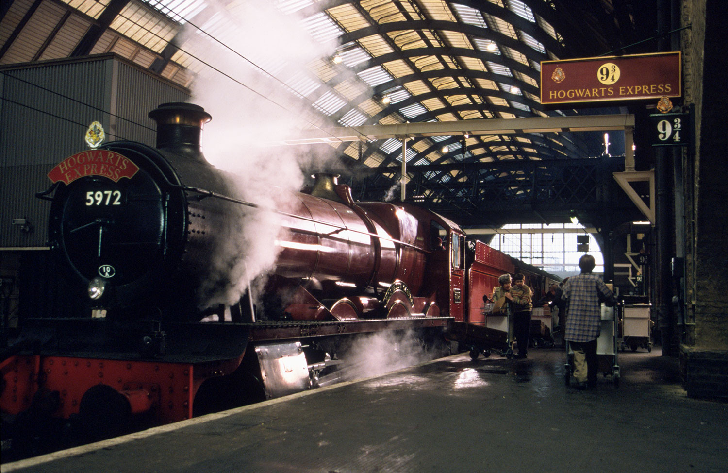 WB-HP-F1-philosophers-stone-hogwarts-express-on-platform
