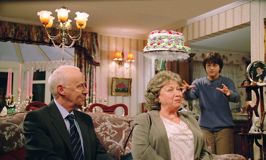 WB-HP2-chamber-of-secrets-harry-dropping-cake-web-landscape.