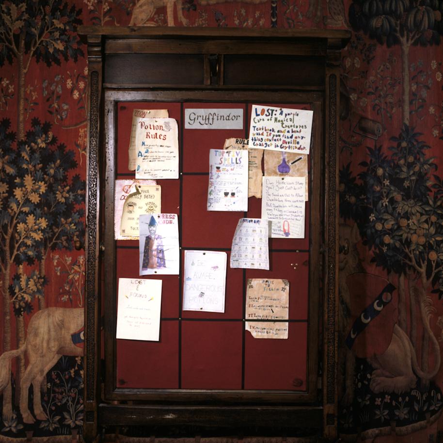 PMARCHIVE-GryffindorCommonRoom WB F1 GryffindorNoticeBoard Promo 080615 Port 1So9v9zRywgUU6M6WeEyMW-b3