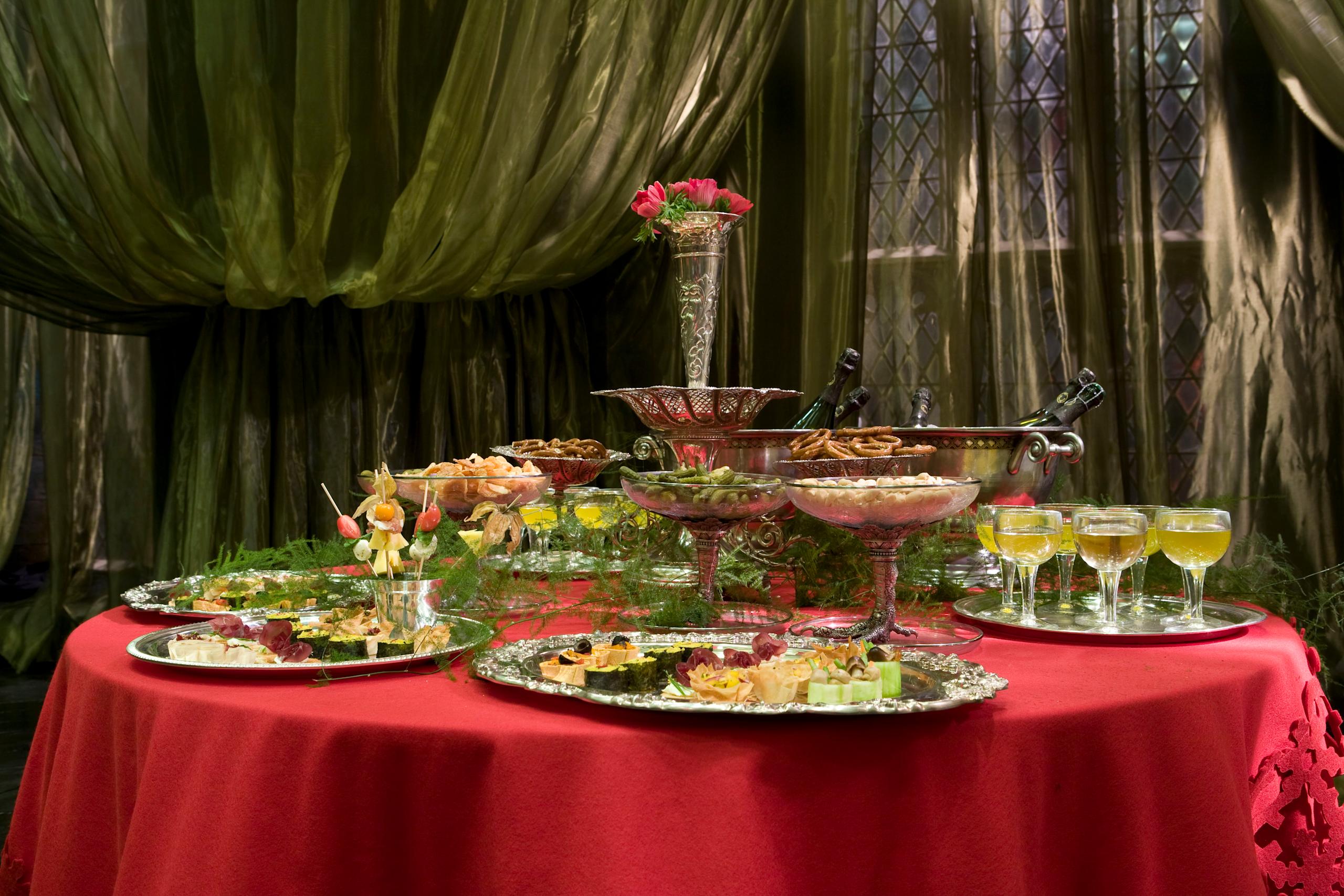 WB F6 Slughorn Christmas food table HP6D-05624