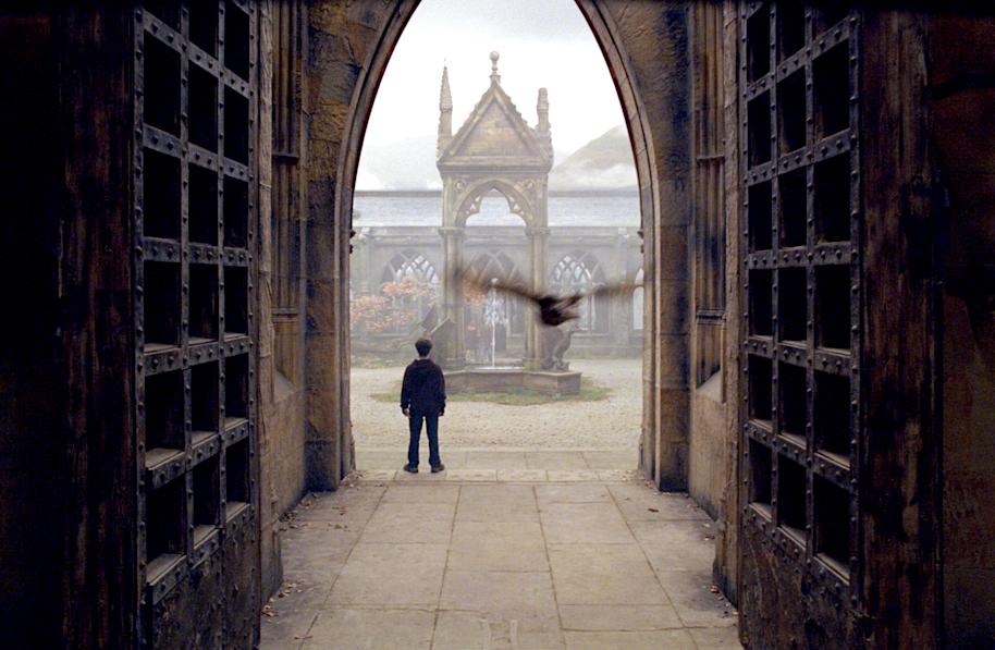 Hogwarts courtyeard with Harry and Hedwig