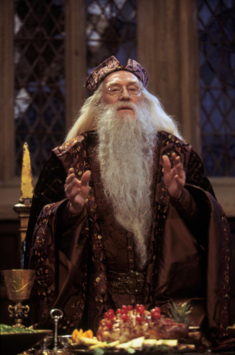 PMARCHIVE-AlbusDumbledore WB F1 DumbledoreAddressingStudentsInGreatHall Still 080615 Port 3Abdqr65ugmuwOmIyieyY0-b9