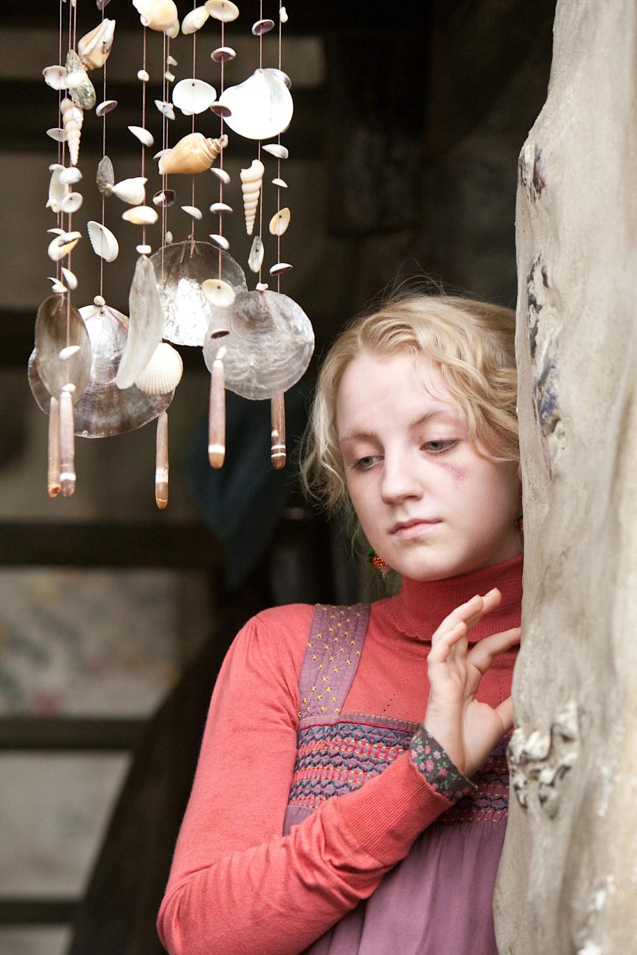 PMARCHIVE-WB F8 LunaLovegood LunaAtShellCottageLookingSad HPDH1-02884A 4X3dJKhF8Ay4aWi4Uuu06o-b9