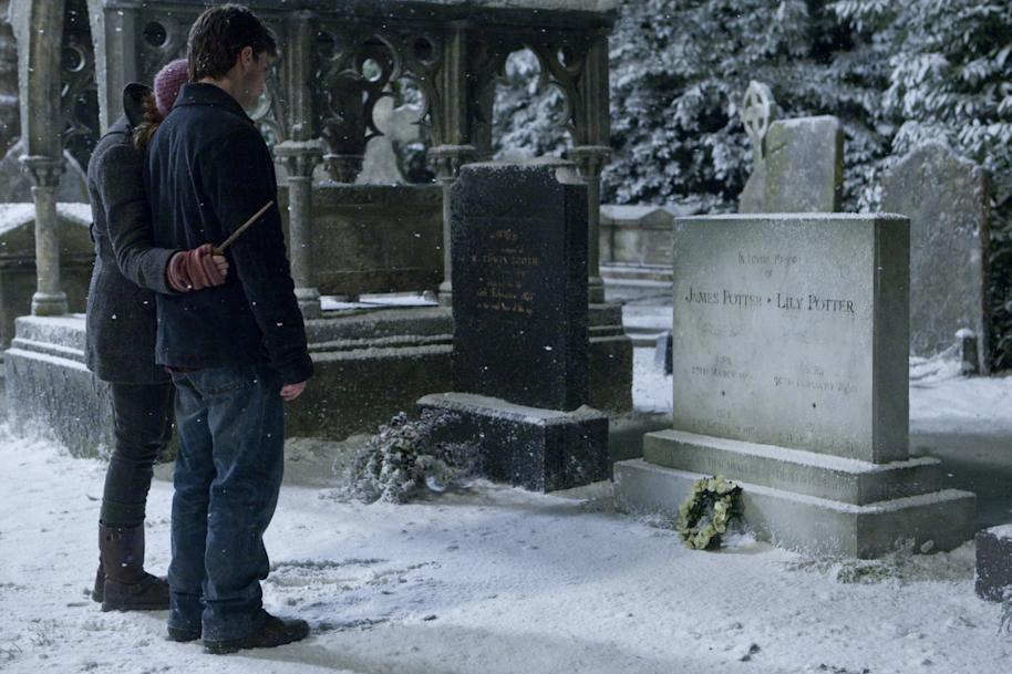 PMARCHIVE-HarryPotter WB F7 HarryAndHermioneAtPotterGrave Still 080615 Land 5pSTkFK0t7DldsTXyTVase-b15