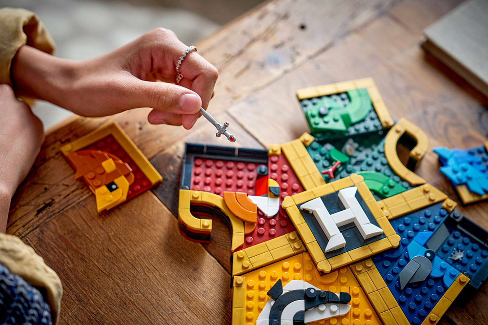 hogwarts-house-crest-lego-set-june-26