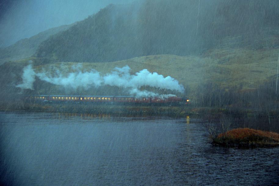HP-F3-prisoner-of-azkaban-hogwarts-express-rain-gloomy-web-landscape