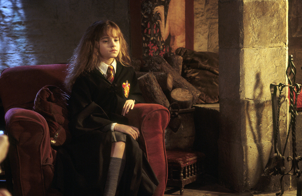 HP-F1-hermione-common-room-sitting-web-landscape