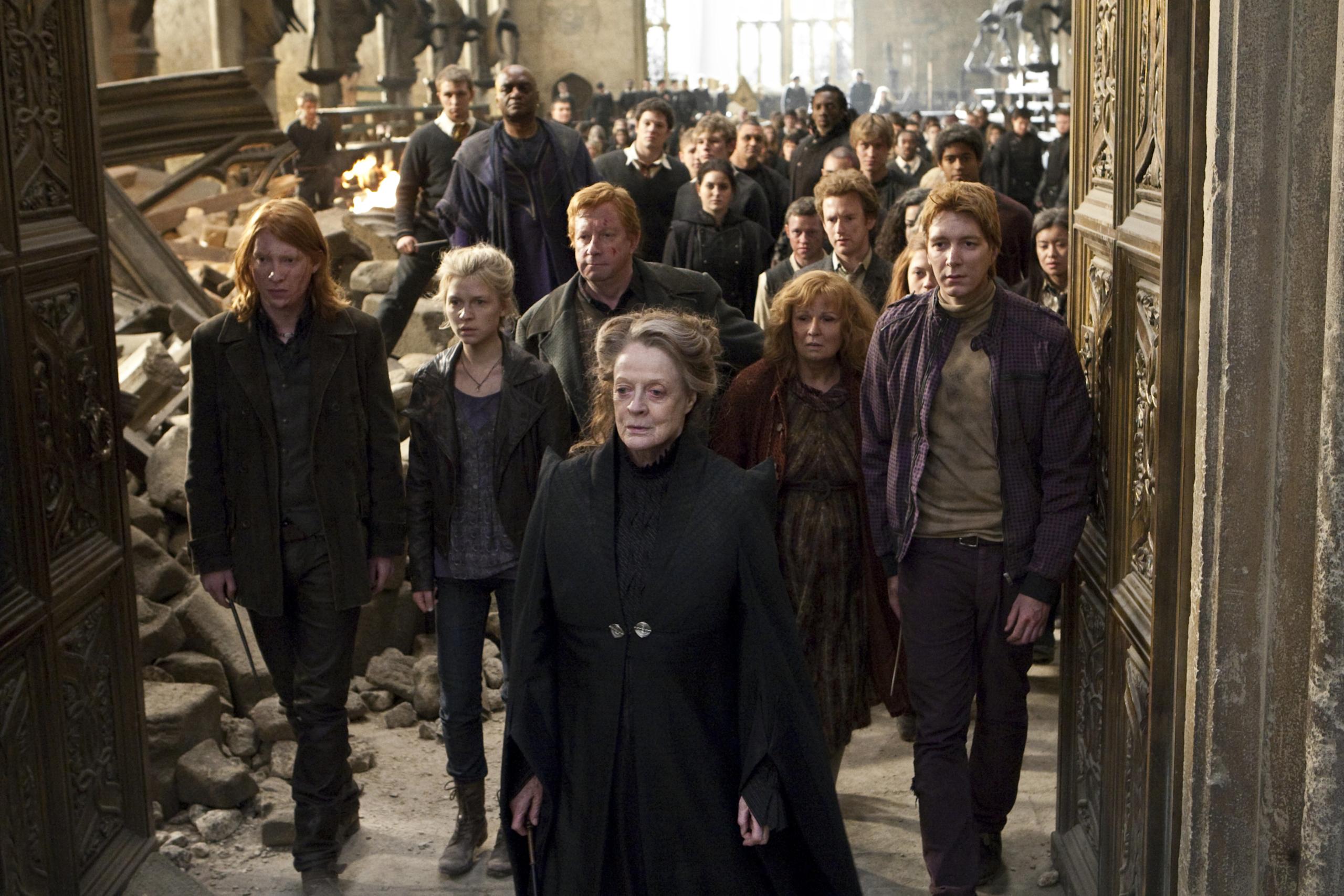 WB F8 Battle of Hogwarts Weasleys McGonagall students Great Hall HPDH2-06525