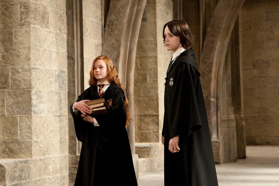 PMARCHIVE-WB F8 Severus and Lily standing in Hogwarts corridor HPDH2-08081 zcNygnmVOYSgIzCBuqUzu-b23