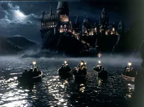 Los alumnos llegando en barca a Hogwarts en Harry Potter y la piedra filosofal