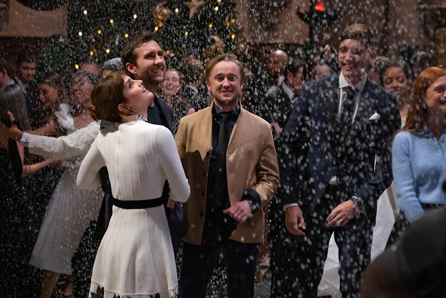 return-to-hogwarts-alumni-in-the-snow