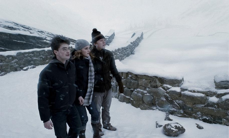 PMARCHIVE-WB F6 Harry Ron Hermione looking at Katie Bell Christmas HP6-VFX-00094 6mFQlQOLQs0AcqsaIUseQY-b2
