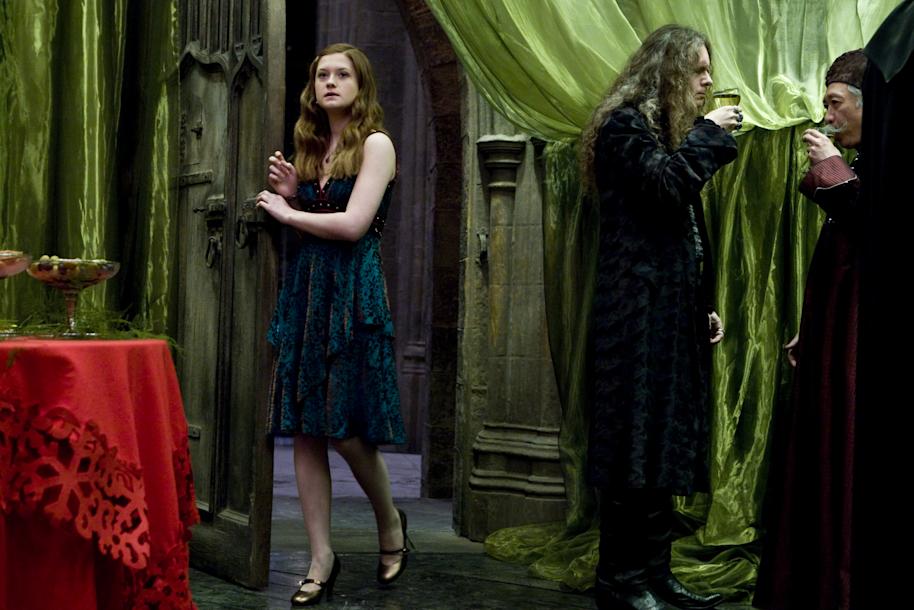 PMARCHIVE-GinnyWeasley WB F6 GinnyAtSlughornsParty Still 080615 Land 7AttAxQU0gUW2KOEmYWkAo-b5