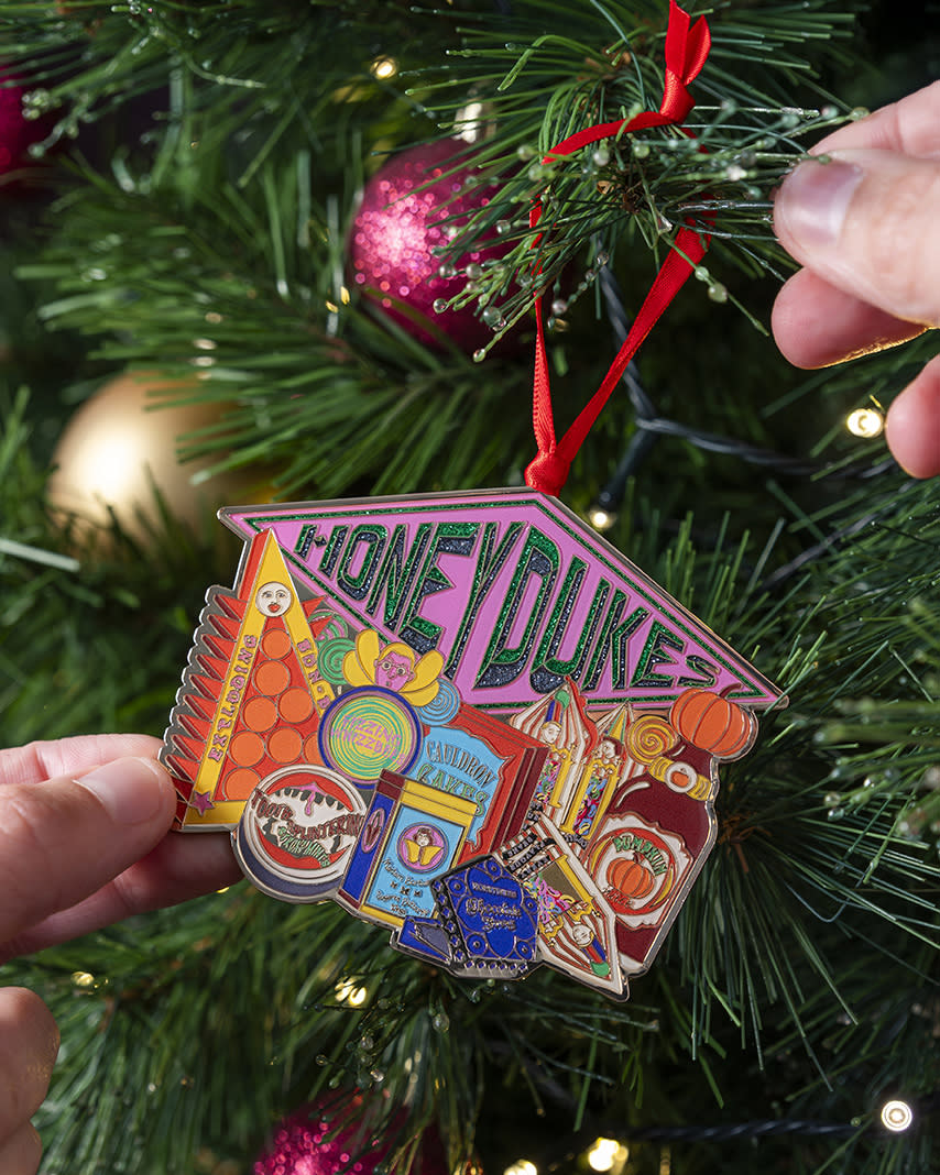 minalima-honeydukes-collection-metal-ornament-web-portrait