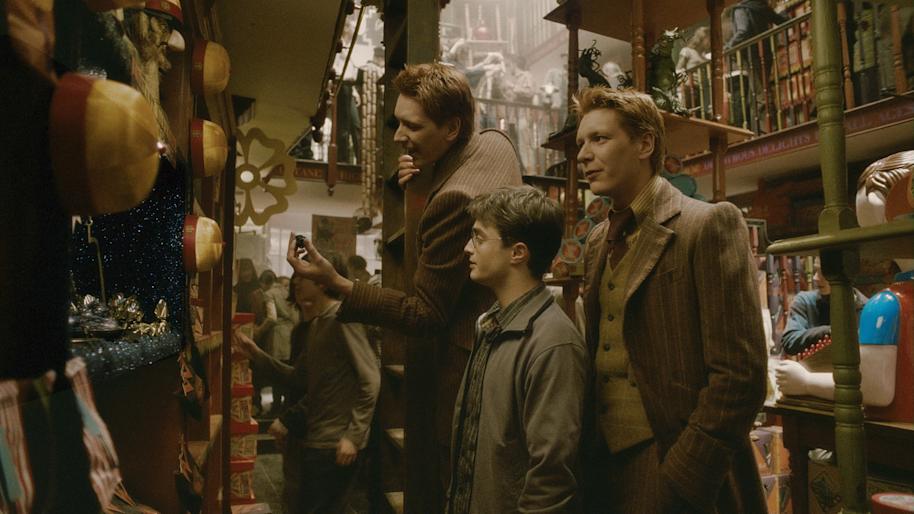 WB-HP-F6-fred-and-george-and-harry-explore-WWW-web-landscape