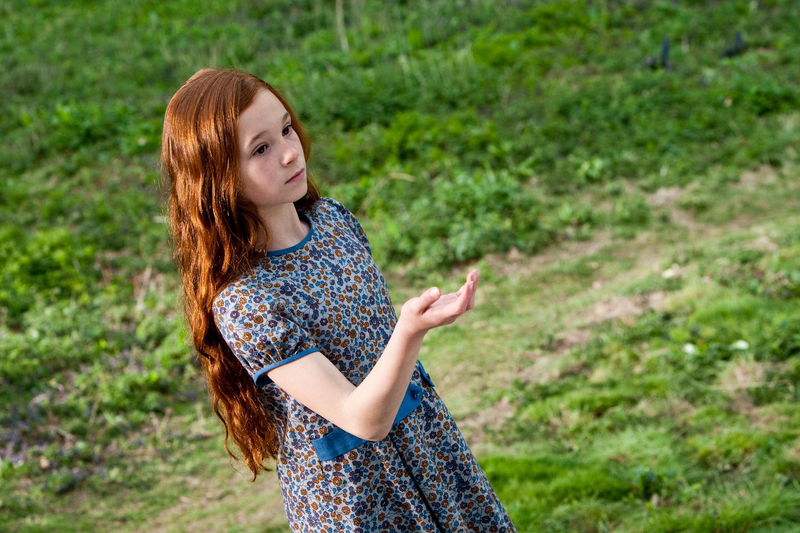 WB F8 Lily young hand open landscape HPDH2-08067