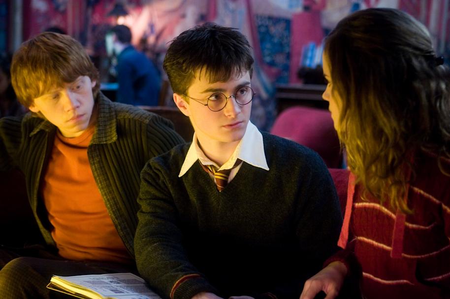 PMARCHIVE-WB F5 RonHarryAndHermione HarryShowsScarsHermioneConcerned HP5D-2102r 44wcwlIW0geKqgsKA8CAe4-b1