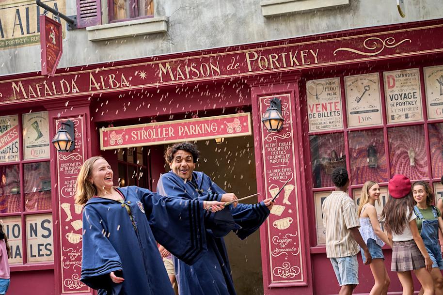 universal-wwohp-two-dressed-up-fans-in-robes-and-wands-in-place-cachee