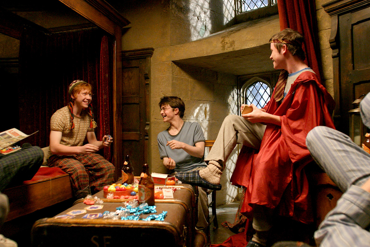 Wizards Eating Harry Potter | Harry Potter 101: Magical food | Wizarding World