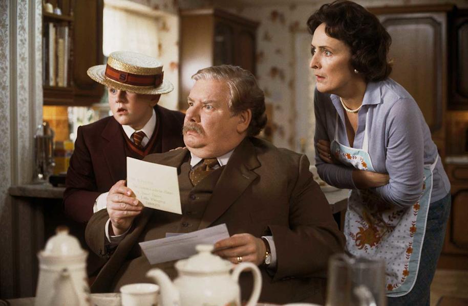 hp-f1-petunia-dudley-vernon-dursley-privet-drive-living-room-harry-letter-surprise-app-landscape