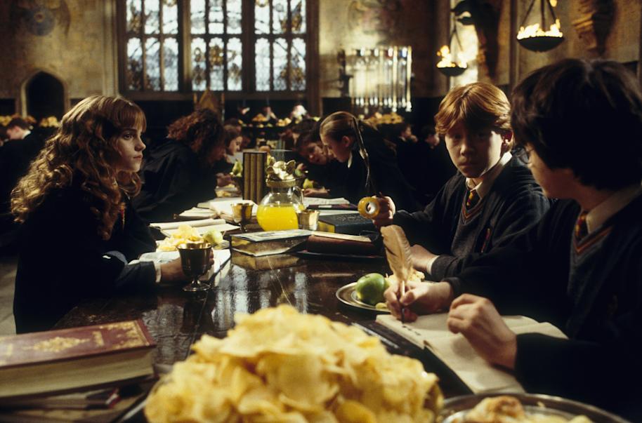 PMARCHIVE-RonWeasley WB F2 RonWeasleyAtBreakfastWithHermioneGrangerAndHarryPotter Still 100615 Land 5pSTkFK0t7DldsTXyTVase-b1