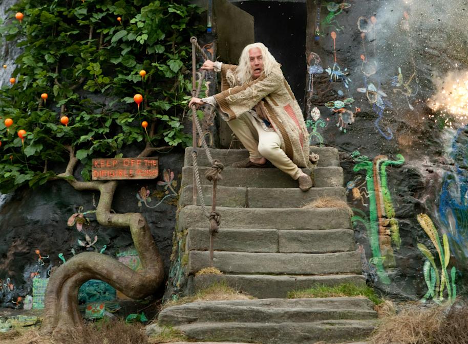 PMARCHIVE-WB F7 Xenophilius Lovegood outside house on stairs Deatheaters HPDH1-03980r 78VkmFVuKIkgGmi4IuAWoA-b5