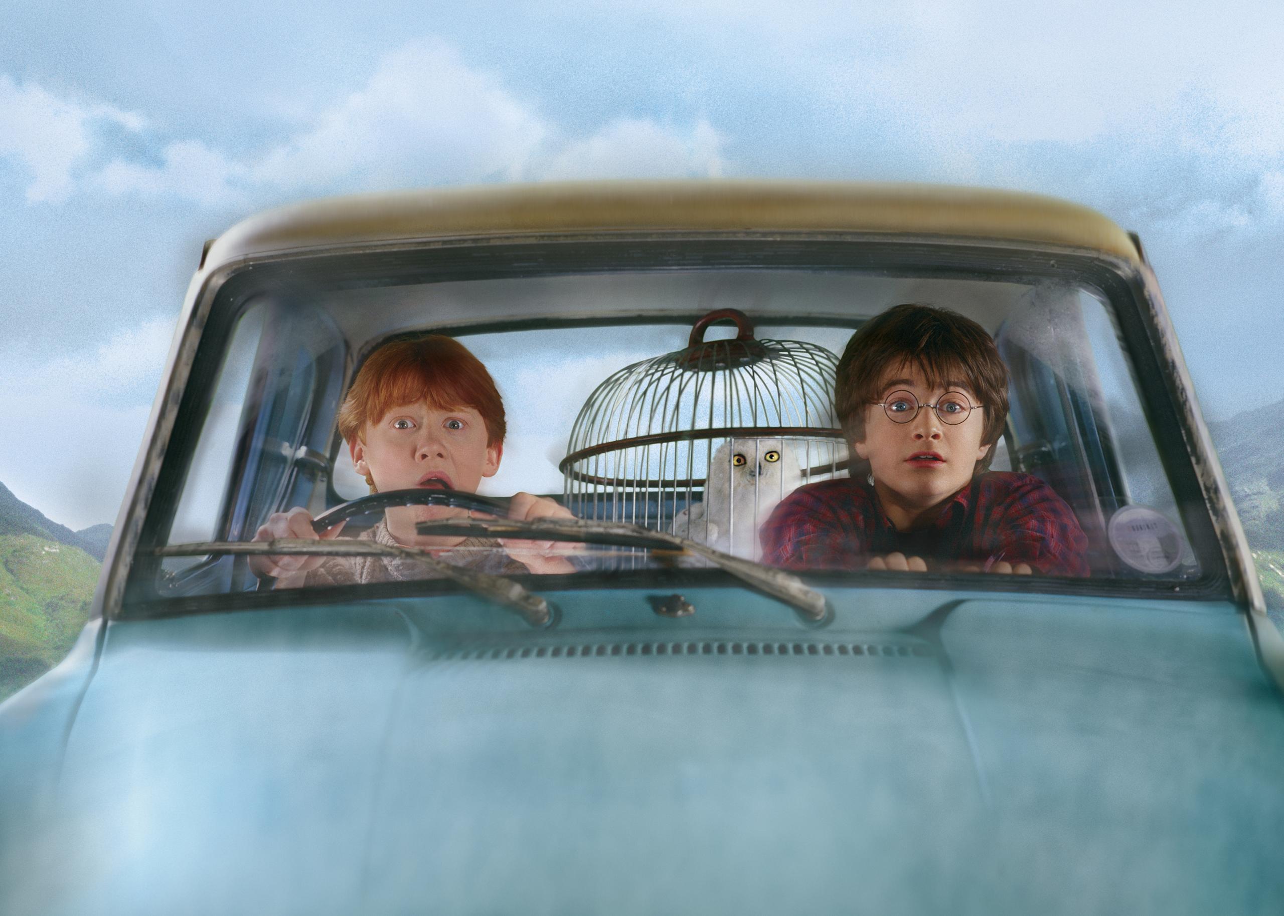 WB F2 FlyingFordAnglia RonAndHarryInCar 00424754