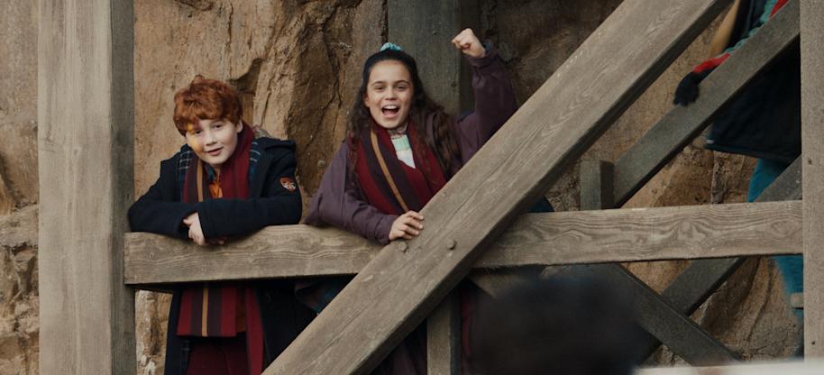 hbo-harry-potter-series-1-hermione-ron-quidditch-stands