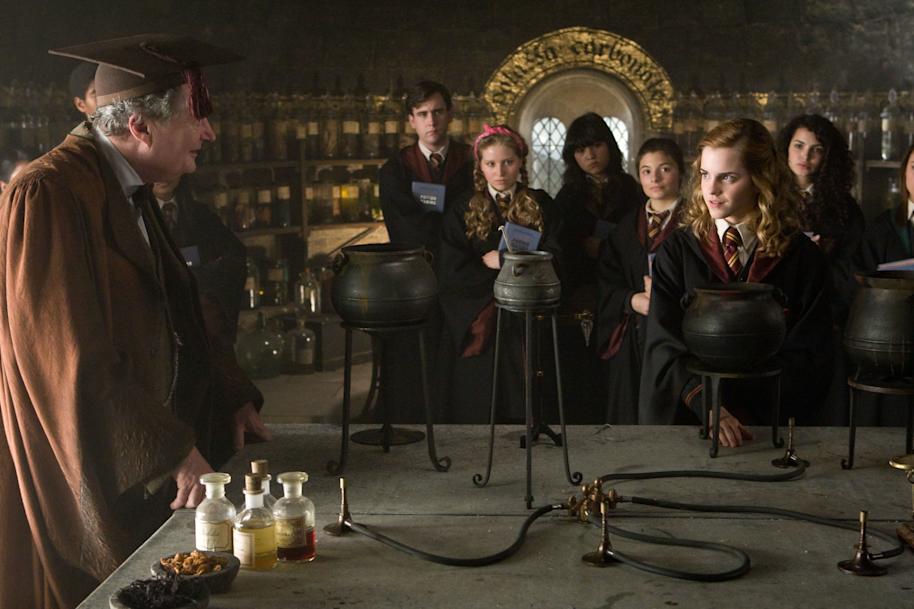 PMARCHIVE-WB F6 SlughornsPotionsClass LovePotion HermioneLavenderRomildaKatieLeanne HP6D-08016r 4y8w62ZLgI48U04K2AKOGo-b7
