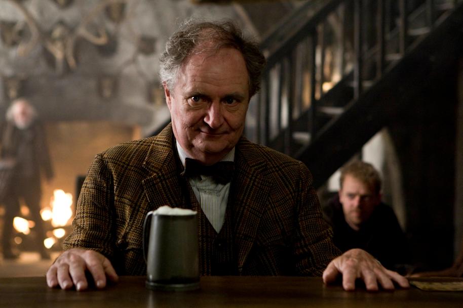 PMARCHIVE-HoraceSlughorn WB F6 SlughornDrinkingButterbeerInTheThreeBroomsticks HP6D-09836 SdvLnW87me0AGACWa2AKI-b3