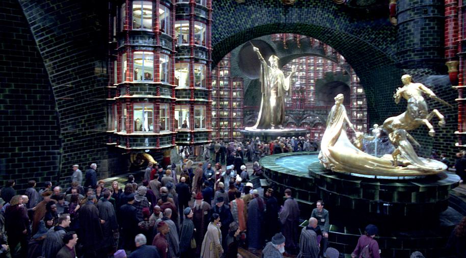 PMARCHIVE-WB F5 MinistryOfMagic CrowdsOfMinistryWorkersInAtriumWithFountain HP5-TL2-0050 4ZOEU3KIZnXvR3j1HDGwaV-b2