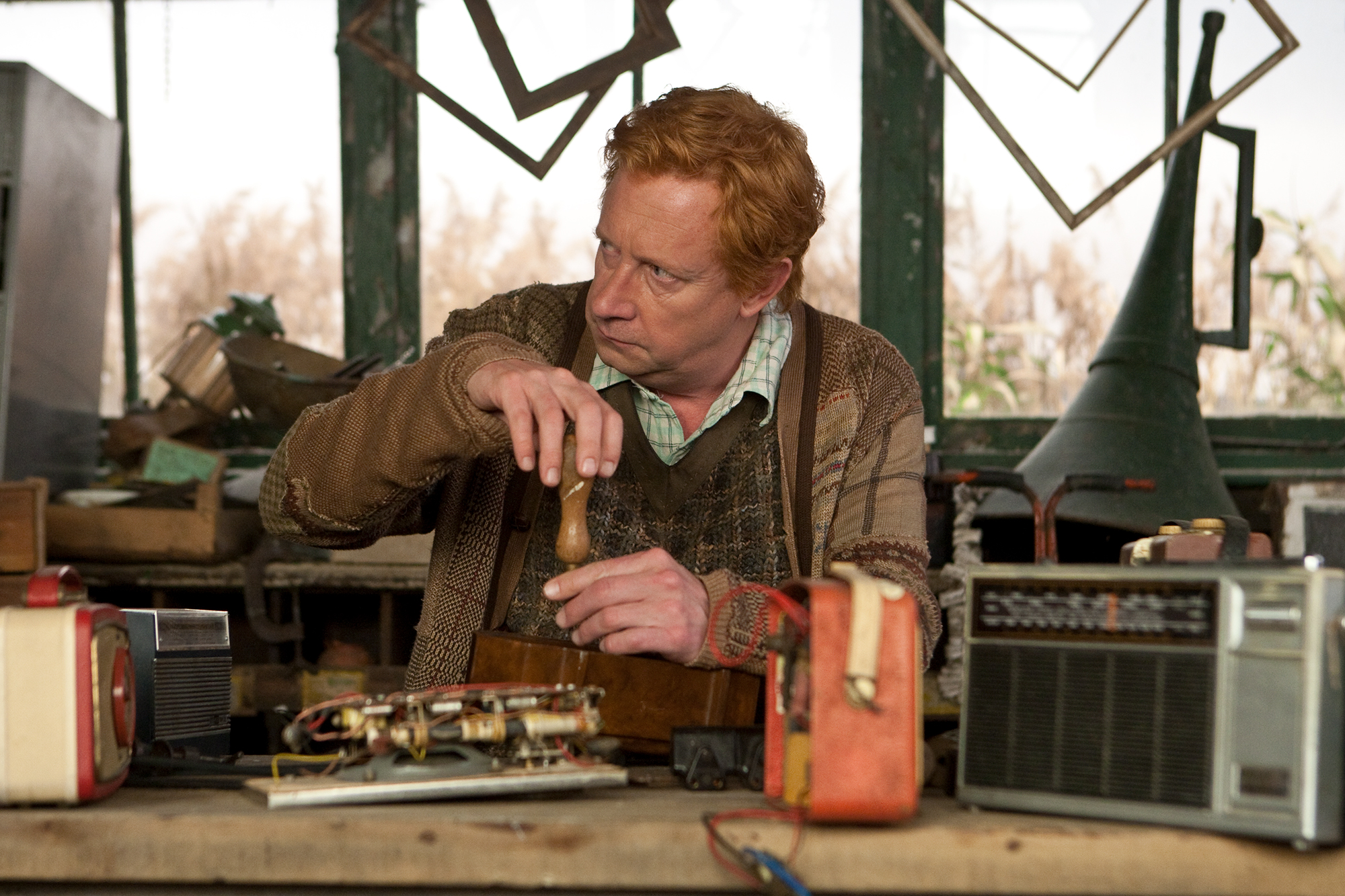 HP-F7-deathly-hallows-part-one-arthur-weasley-shed-web-landscape