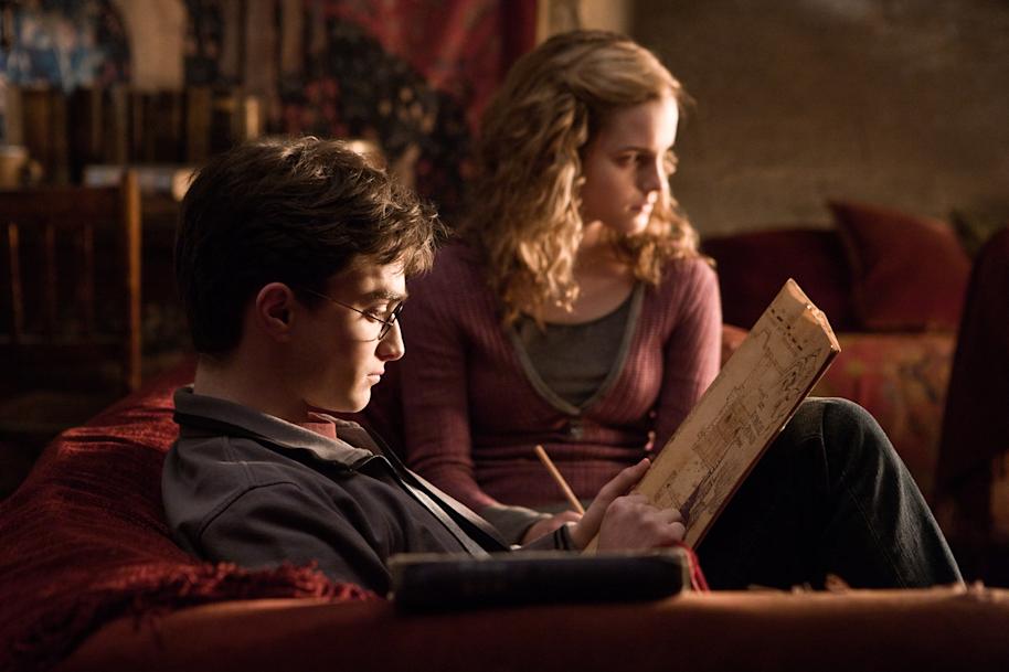 HP-F6-half-blood-prince-harry-hermione-common-room-marauders-map-web-landscape